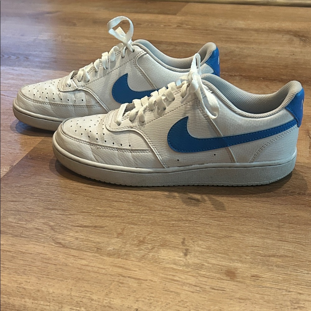 Nike Men's 8.5 / Women’s 10 White and Blue court Vision
